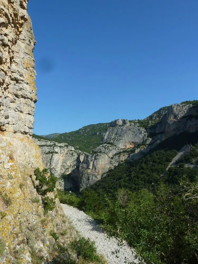 Le départ des voies, au pied du GR, escalade à Saint Guilhem le Désert