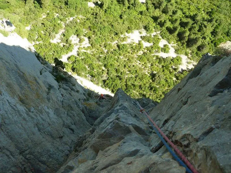 Mélanie dans le pas de 5c, juste avant le dièdre en fissure, escalade à Saint Guilhem le Désert