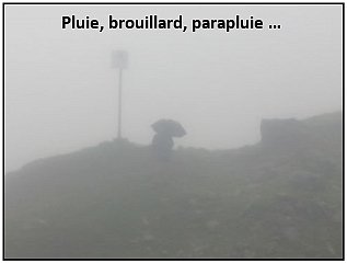 Pluie brouillard parapluie durant notre randonnée sur la via alpina