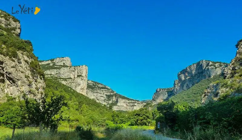 Vue sur le cirque de Saint Guilhem le Désert, escalade à Saint Guilhem le Désert