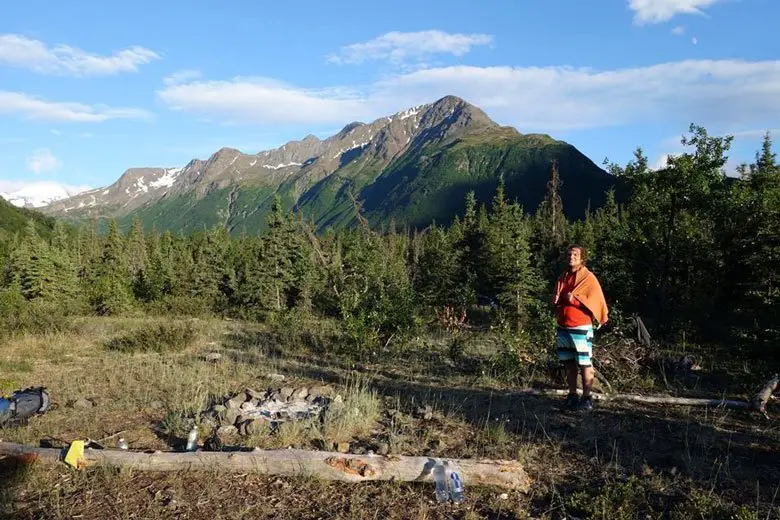 Nuit tombante sur le camp durant notre randonnée en Alaska sur the crow pass trail