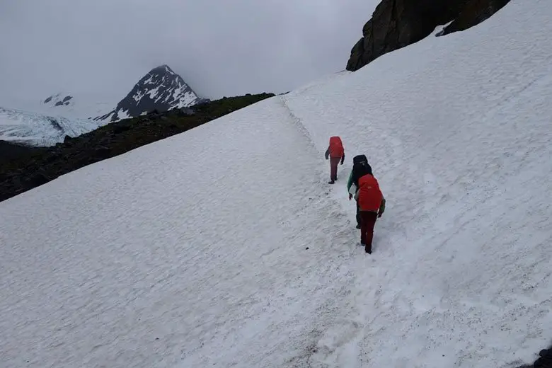 Premières neiges et glacier rencontré lors de La randonnée The crow pass trail en Alaska