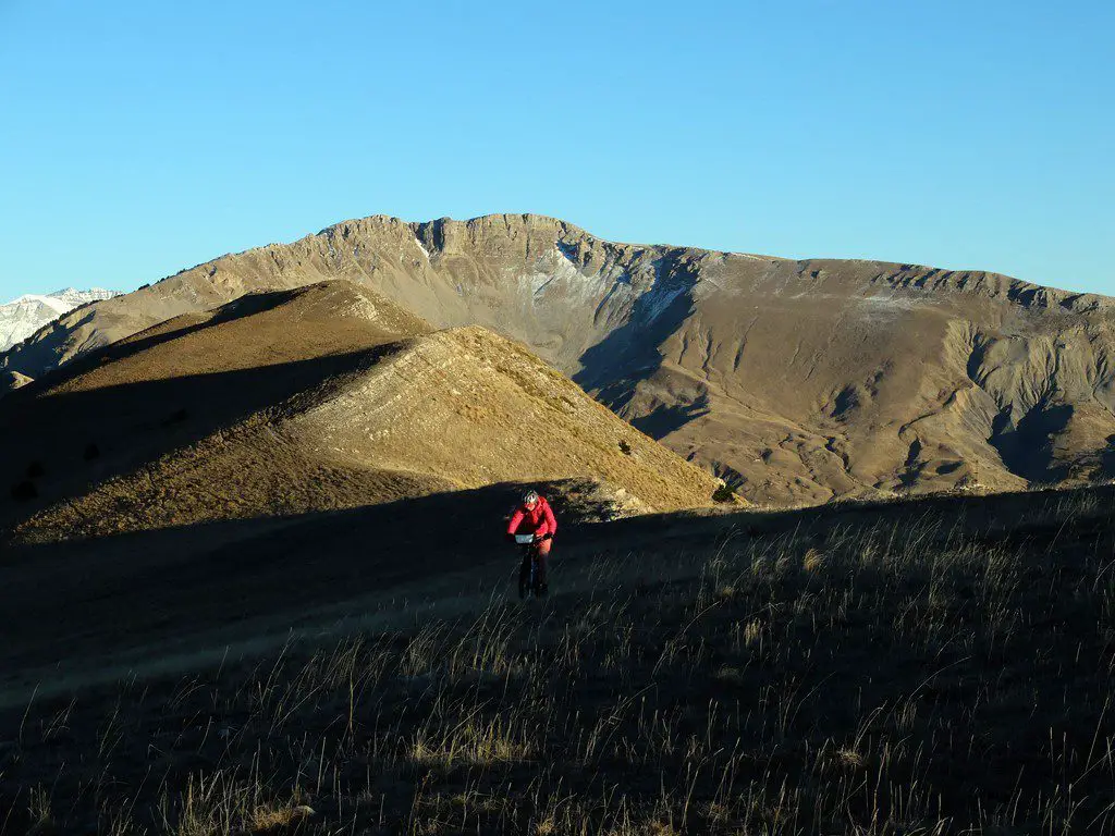 Course contre la montre la nuit tombe si vite en hiver ! séjour VTT montagne