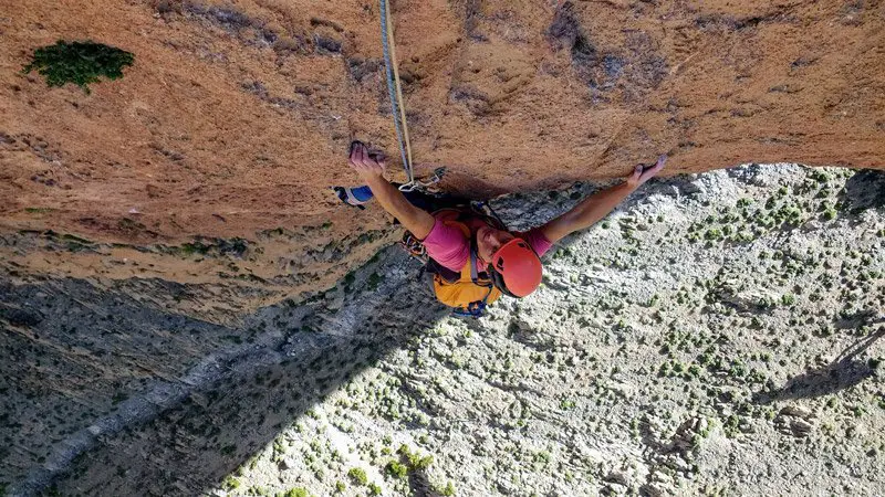 Alex dans la sixième longueur magnifique, grimpe Taghia Maroc