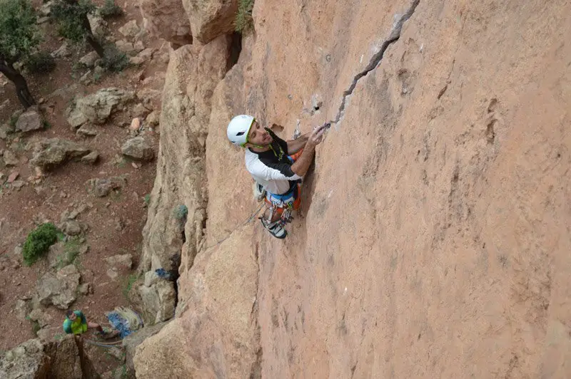 Belle fissure en trad, grimpe Taghia Maroc