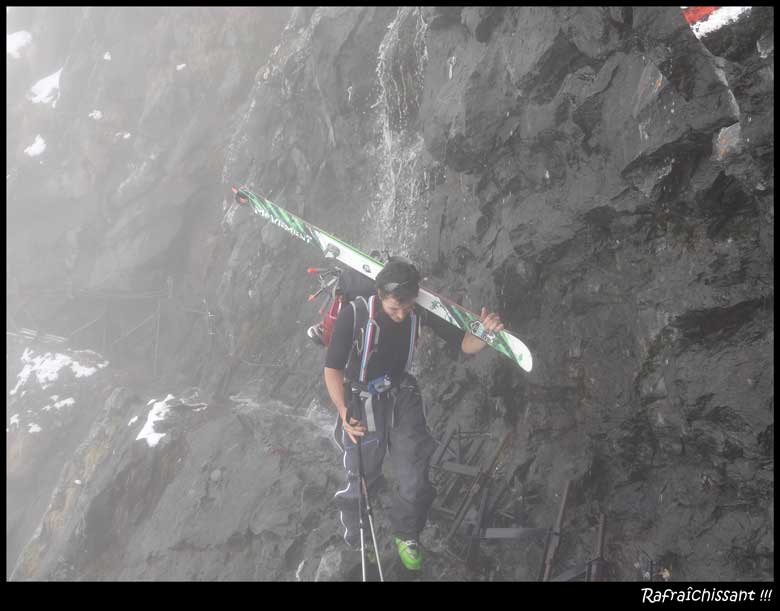 marche avec les skis dans le brouillard