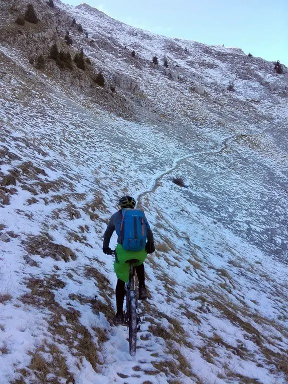 Joli single sous le sommet des Monges, séjour VTT montagne