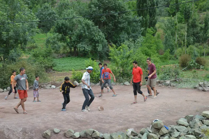 Partie de foot pour Alexis et Loïc avec les jeunes marocains, grimpe Taghia Maroc