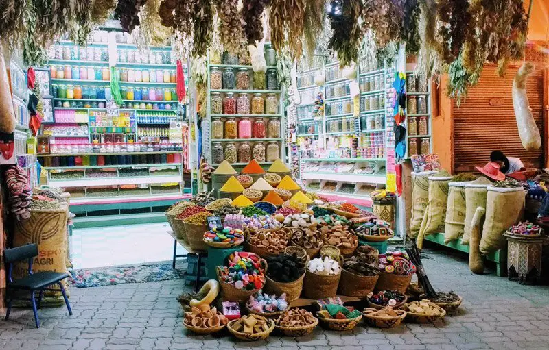 Stand d’épices sur la place Jemaâ el-Fna, grimpe Taghia Maroc
