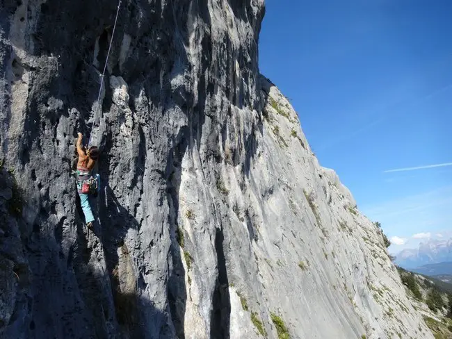 Superbe mur à trous à Montarquis durant notre séjour grimpe dans les Aravis