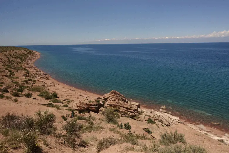 Les eaux transparentes du lac Issyl Kul