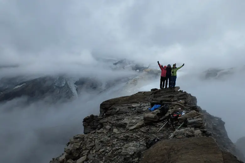 Arrivée sur l’arête sommitale du Fusherkarkopf lors du trek autour de Grossglockner 