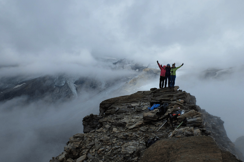 Arrivée sur l’arête sommitale du Fusherkarkopf lors du trek autour de Grossglockner Arrivée sur l’arête sommitale du Fusherkarkopf lors du trek autour de Grossglockner