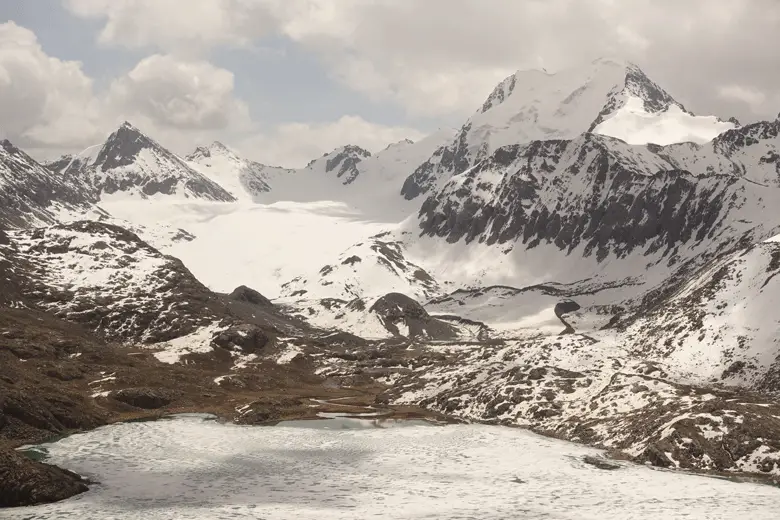 les rives enneigées du lac d’Alakol