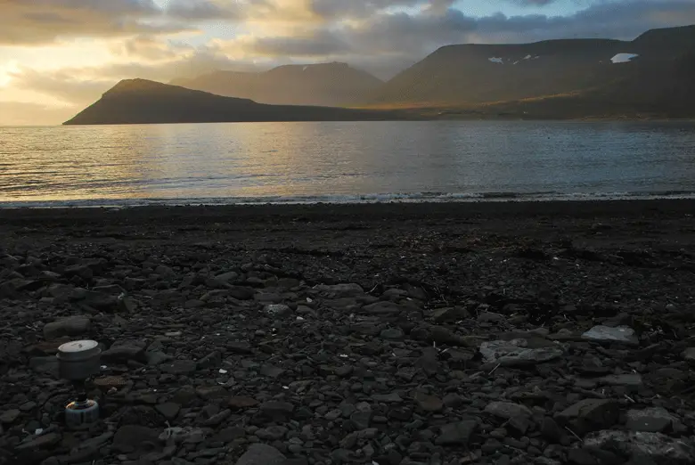  Bivouac final sur la plage de Thingeyri durant notre séjour sur les îles Féroé