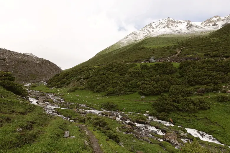 de l’autre côté de la rivière