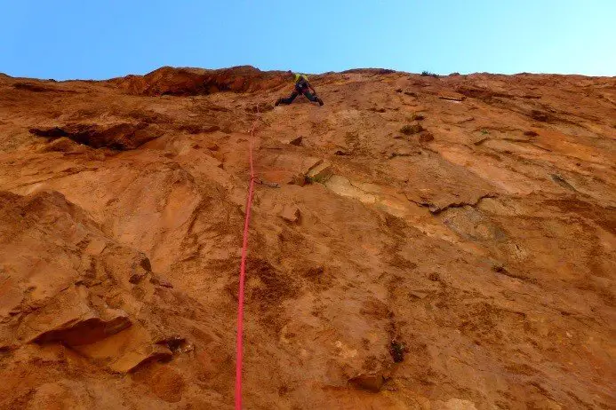 3ème longueur en 7a encore dur…, escalade à taghia au maroc