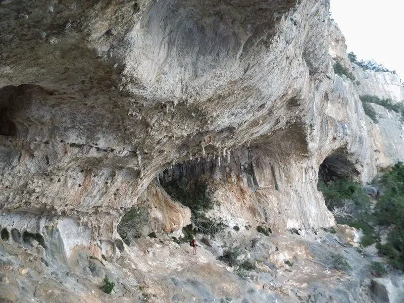 magnifiques grottes maritimes découvertes durant notre trek sur le selvaggio blu en Sardaigne