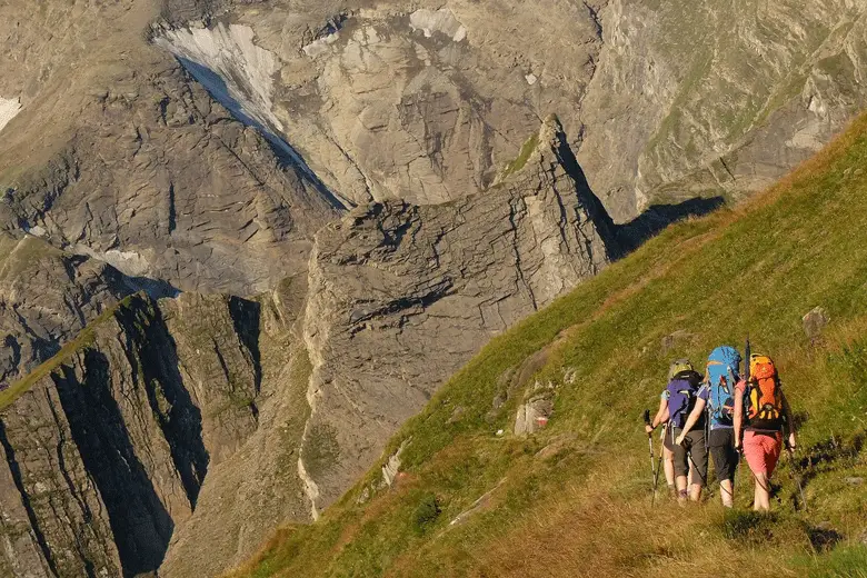 Marche à la fraîche durant la Trek autour du Grossglockner