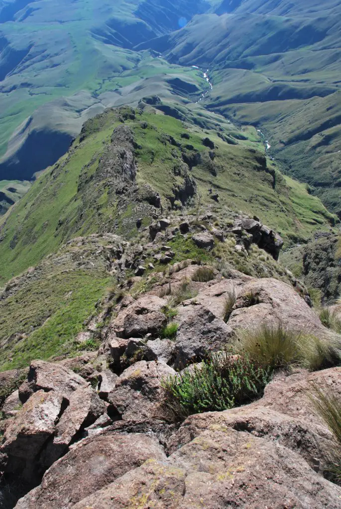 Descente-engagée, grande randonnée au parc Drakensberg Afrique du Sud Descente-engagée, grande randonnée au parc Drakensberg Afrique du Sud
