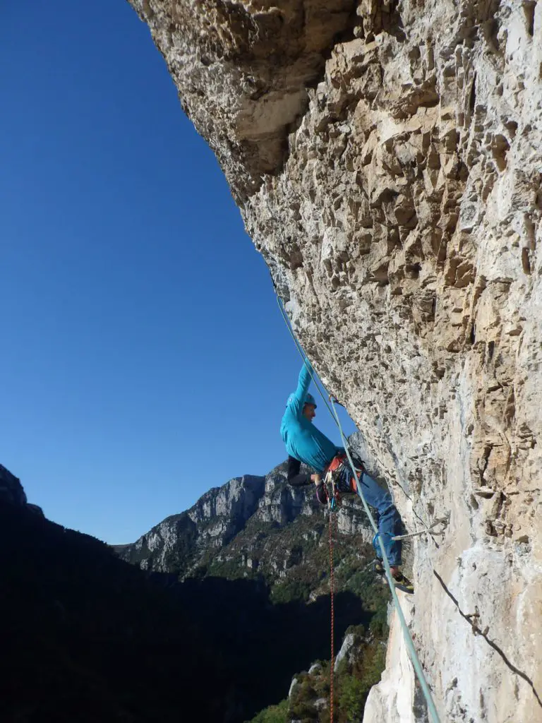 Image-4 Un peu déversant pour 6c+ ! grande voie escalade au verdon