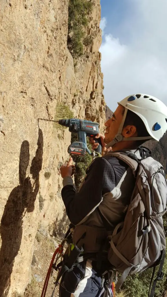 Said Zouhairi équipant les falaises de Taghia au Maroc