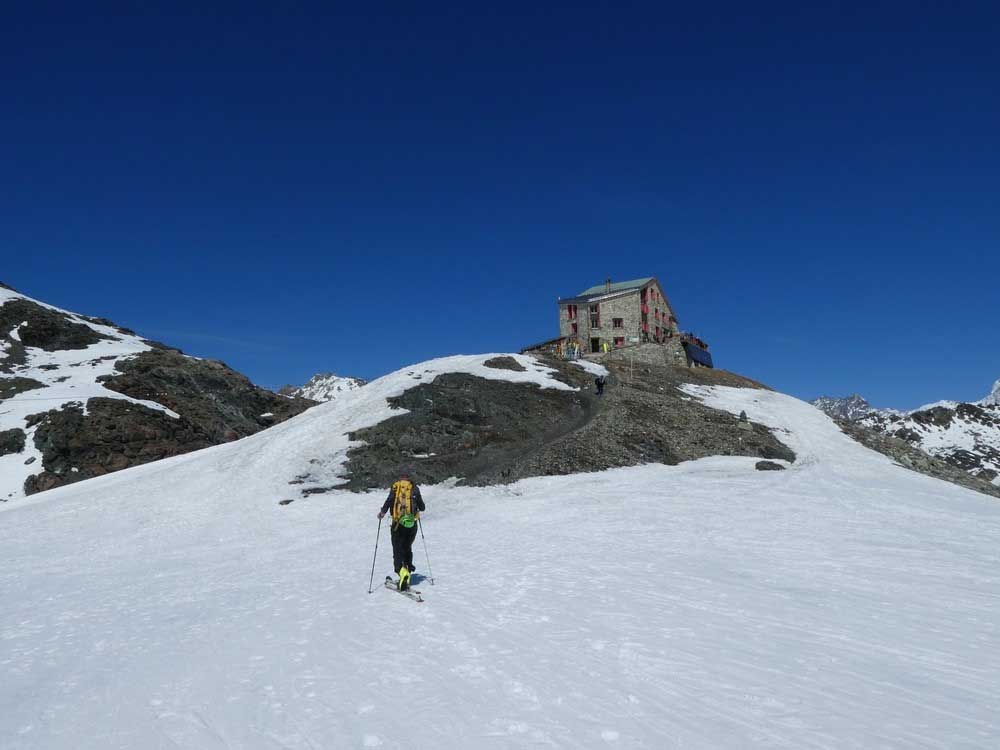 Arrivée-à-la-cabane-des-Dix, ski de randonnée dans les alpes