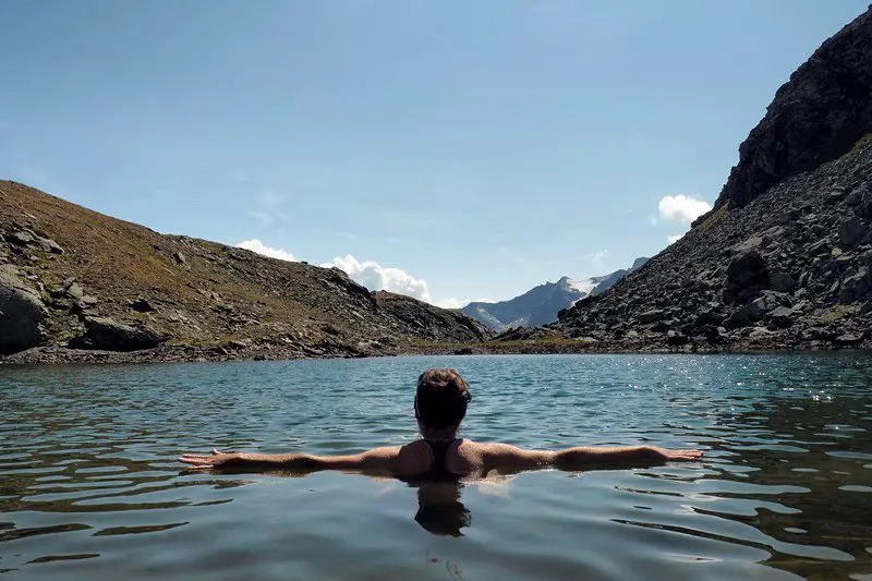 Bain rafraîchissant, randonnée dans les Alpes Bain rafraîchissant, randonnée dans les Alpes