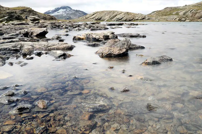 Berges du lac San Martino dans les alpes italiennes