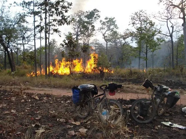 Bivouac surréaliste au milieu des flammes