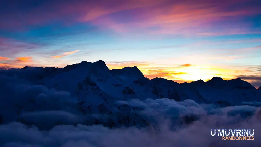 Coucher de soleil ski de randonnée dans les Alpes