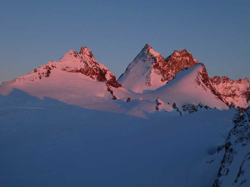 Coucher-de-soleil-sur-la-Dent-de-Bertol-depuis-le-refuge, ski de randonnée dans les alpes Coucher-de-soleil-sur-la-Dent-de-Bertol-depuis-le-refuge, ski de randonnée dans les alpes