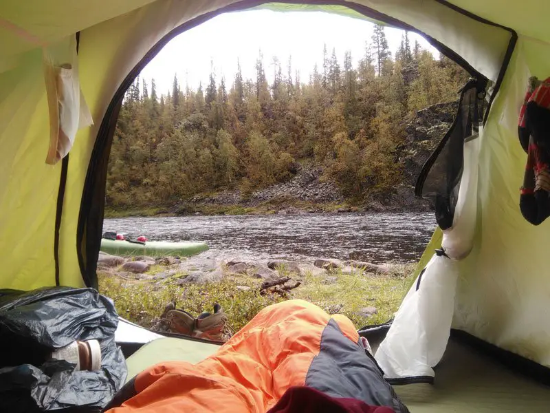 Découverte à l’ouverture de la tente : le niveau de la rivière a monté