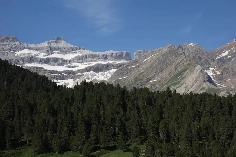 Départ de la randonnée. Au loin, la brèche de Roland nous appelle pour le lendemain.