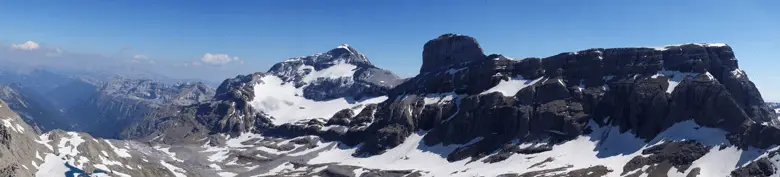 Le massif du Mont perdu depuis le Grand Astazou. De gauche à droite, le Mont Perdu, le Cylindre et le Marboré
