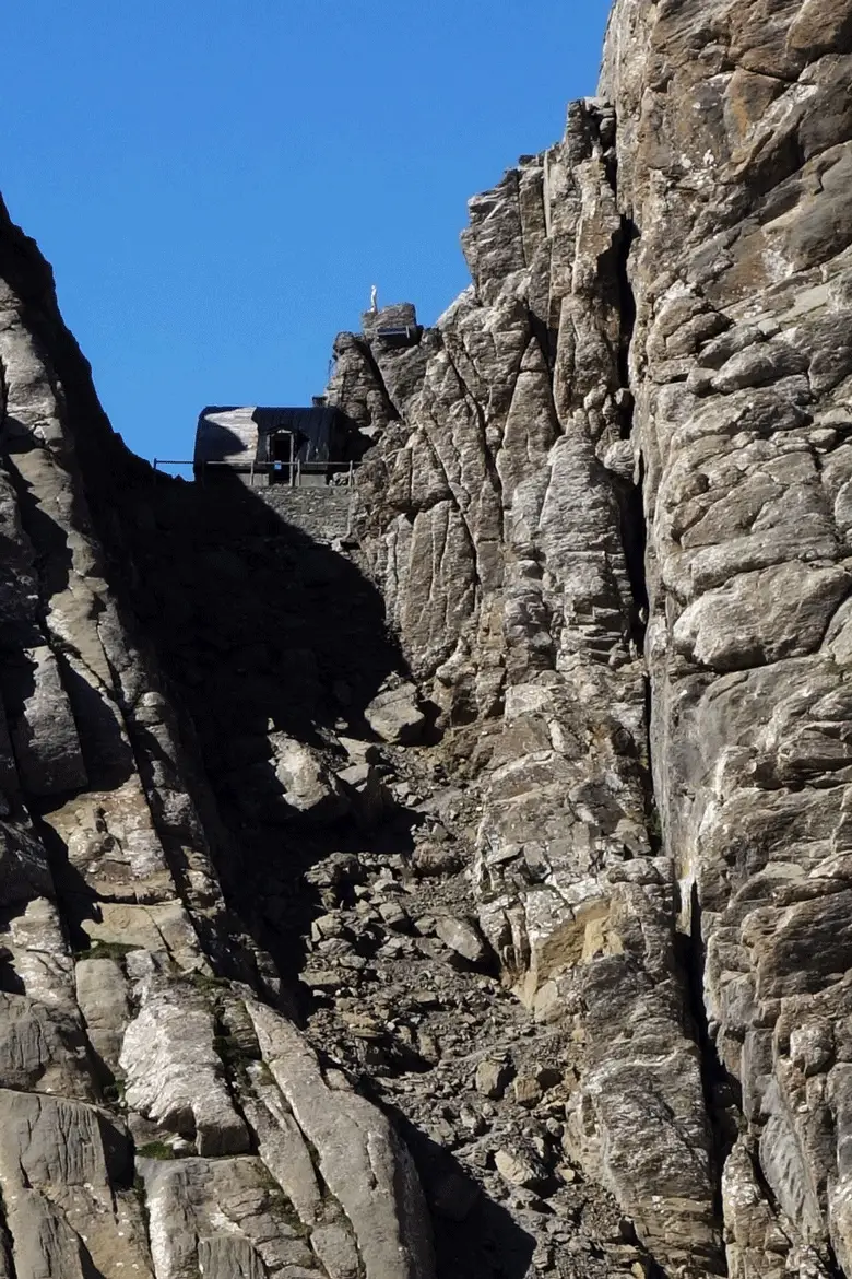 Le refuge de Tucquerouye, perché sur son promontoire