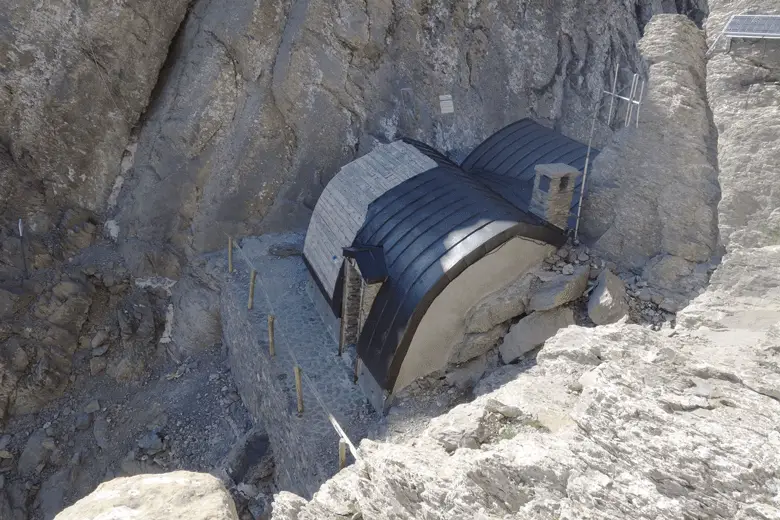 Le refuge encastré dans la brèche du même nom