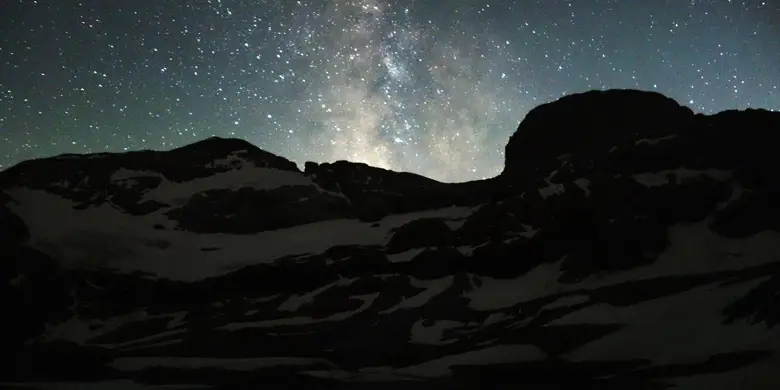 La voie lactée éclaire le Mont perdu