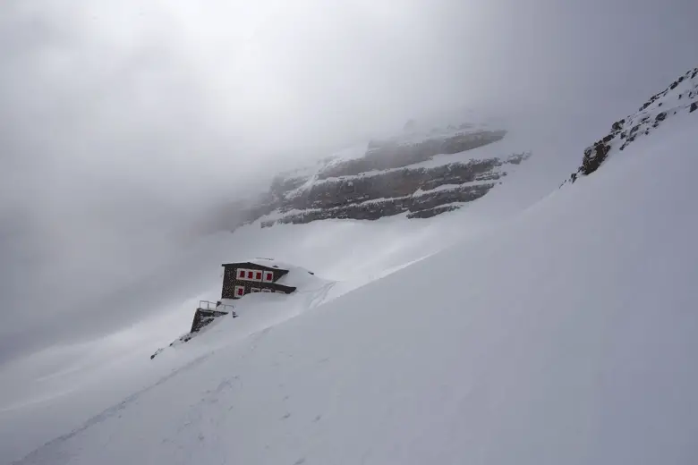 Le refuge des Sarradets emmitouflé dans son manteau d’hiver