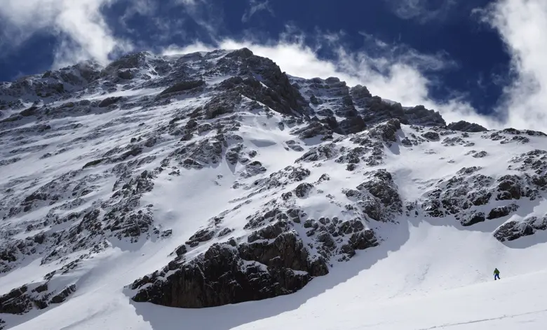 Montée en ski de randonnée sous le Taillon