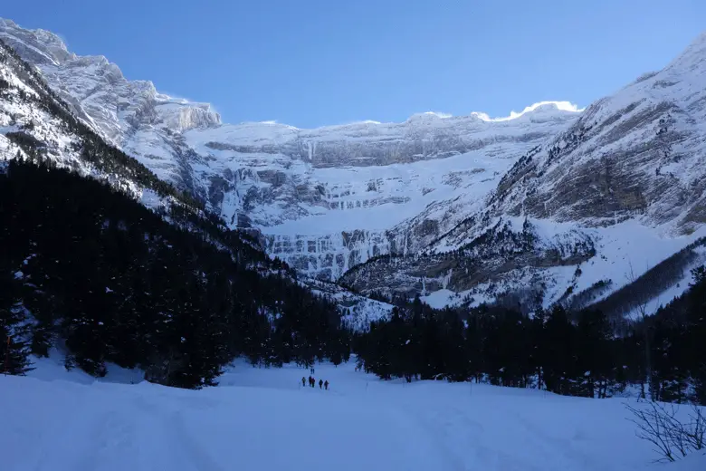 Le cirque de Gavarnie en hiver, quand les cascades se transforment en draps de glace