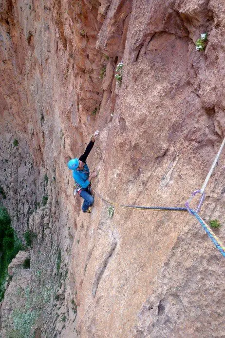 Dans le 6c du bas les Rivières Pourpres , escalade à taghia au maroc