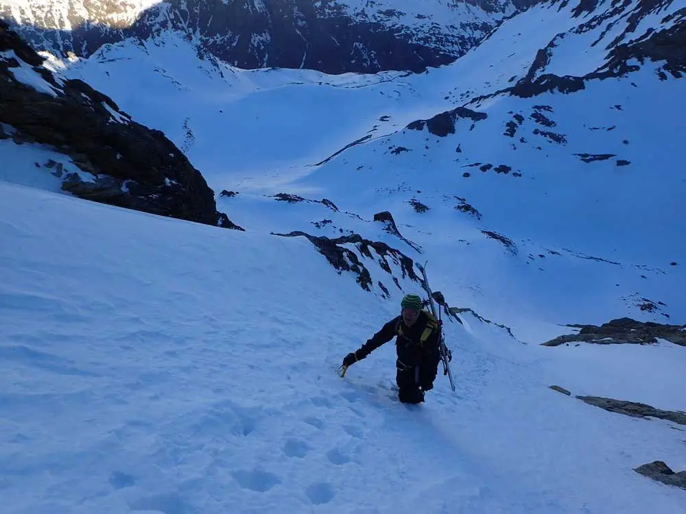 Dans-le-petit-couloir-en-neige, ski de randonnée dans les alpes