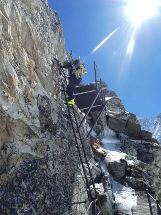 Dans-les-échelles-du-Pas-de-Chèvre, ski de randonnée dans les alpes