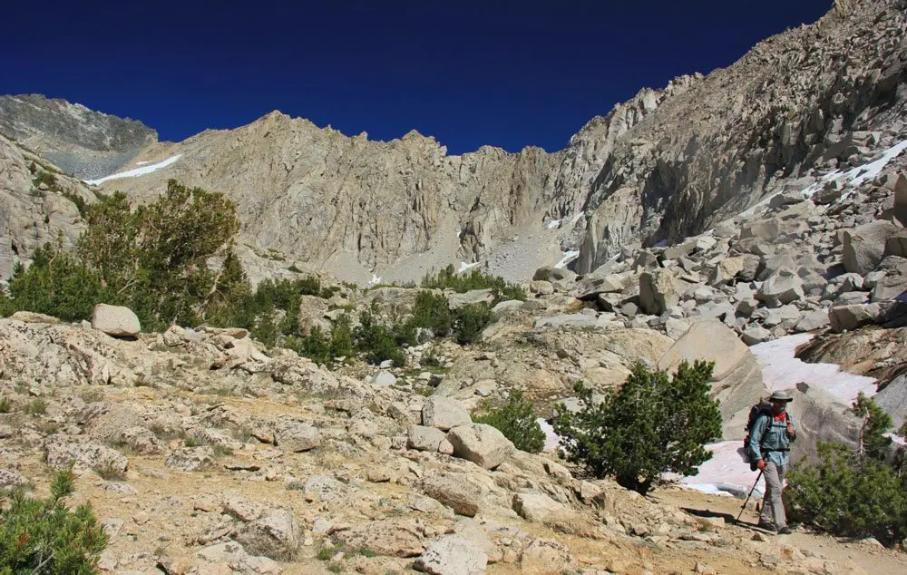 Des murs très abrupts dominent le sentier