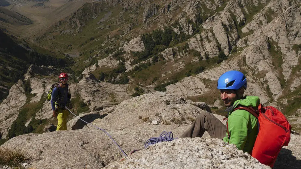 Des-relais-tout-confort escalade grande voie arménie