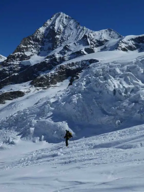 Descente-sous-la-Dent-Blanche, ski de randonnée dans les alpes