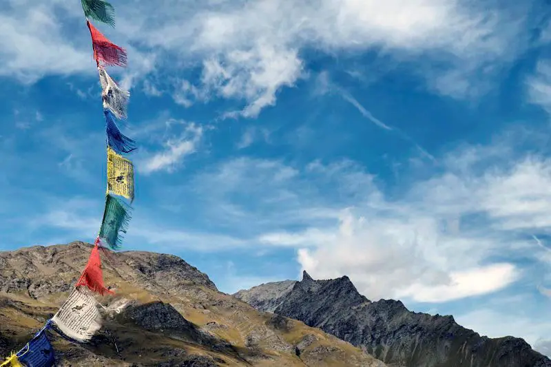 Drapeaux à prières au refuge Benevolo, randonnée dans les Alpes Drapeaux à prières au refuge Benevolo, randonnée dans les Alpes