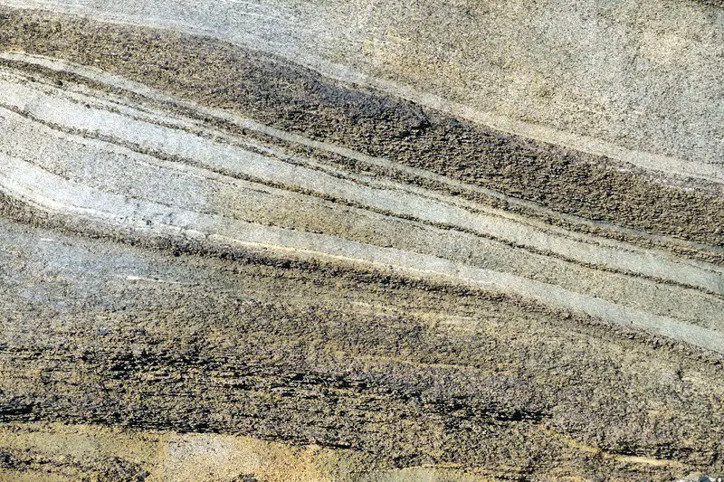 Détail d'un rocher croisé en chemin, randonnée dans les Alpes Détail d