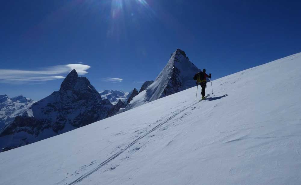 En-montant-vers-Tête-de-Valpelline, ski de randonnée dans les alpes